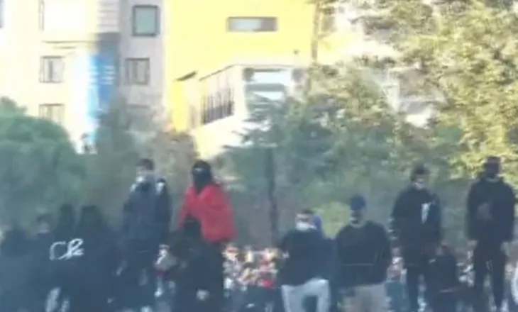 Skena lufte, kunder rinise/ Shpërthen revolta! Zjarr në bulevard, policia vijon të hedhë gaz lotsjellës