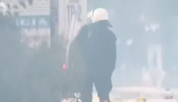 Skena “lufte” në “Sheshin Skënderbej”! Përballje frontale mes protestuesve e policëve, largohen efektivët