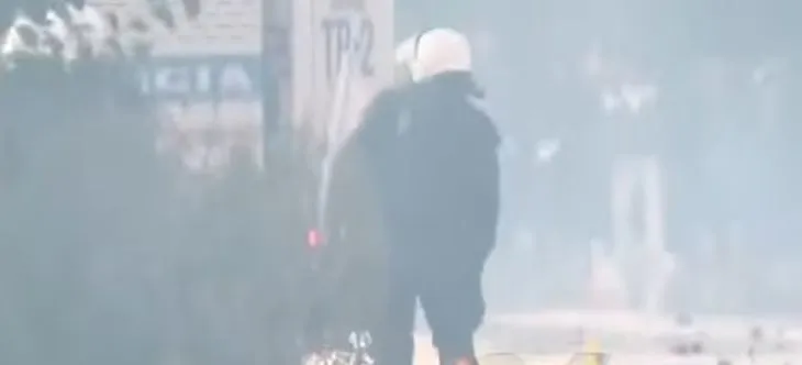 Skena “lufte” në “Sheshin Skënderbej”! Përballje frontale mes protestuesve e policëve, largohen efektivët