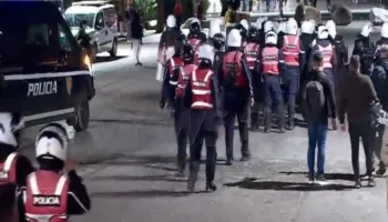 Skena lufte/ Sheshi “Skënderbej” në ‘shtetrrethim’, policia bllokon hyrje-daljet, protestuesit hedhin molotovë
