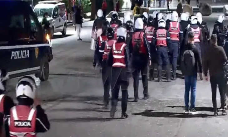 Skena lufte/ Sheshi “Skënderbej” në ‘shtetrrethim’, policia bllokon hyrje-daljet, protestuesit hedhin molotovë