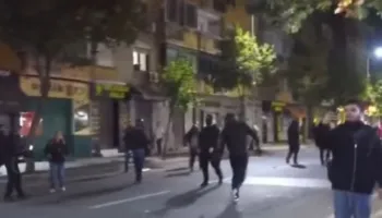 Skena si në luftë, policia ndjek protestuesit te Rruga e Dibrës