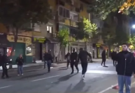 Skena si në luftë, policia ndjek protestuesit te Rruga e Dibrës