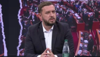 “Skena të turpshme”- Deputeti i PS për ngjarjet sot në Kuvend: Opozita s’ka argumente! Dhuna në Parlament, pasqyrë e asaj që ndodh në rrugë!