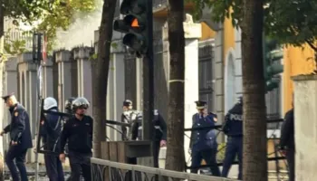 Skënder Hita mes policëve te Ministria e Arsimit