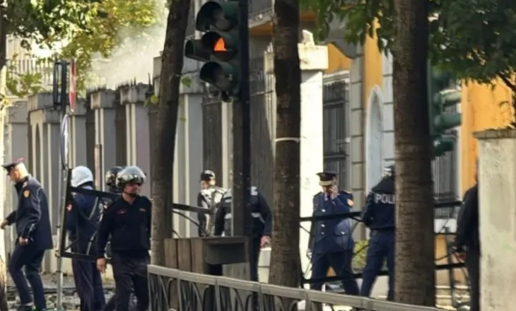 Skënder Hita mes policëve te Ministria e Arsimit