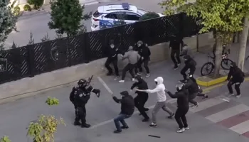 Skënder Hita reagon pas dhunës ndaj policëve nga protestuesit në dyert e Komisariatit
