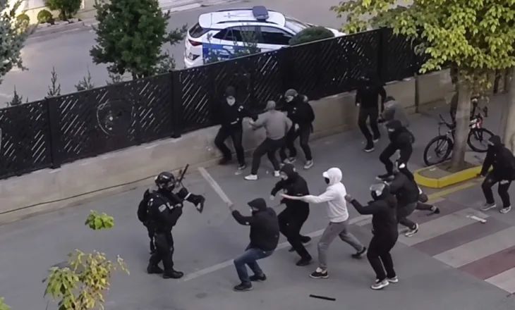 Skënder Hita reagon pas dhunës ndaj policëve nga protestuesit në dyert e Komisariatit