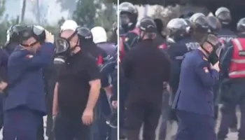 Skënder Hita shfaqet me maskë kundër gazit pranë Kryeministrisë, vijojnë përplasjet mes policisë dhe protestuesve