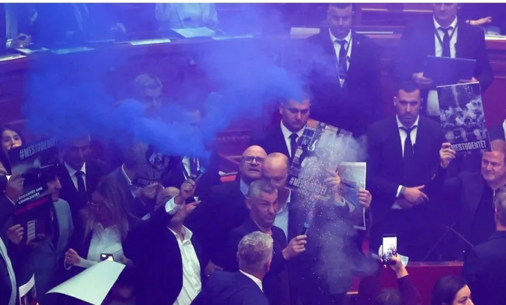 Sky News: Deputetët e opozitës shqiptare ndërpresin punimet e Kuvendit me flakadanë, pas disa javësh protestash kundër qeverisë