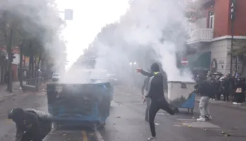 Sky: Studentët protestojnë sërish në Tiranë: gurë dhe molotovë kundër policisë