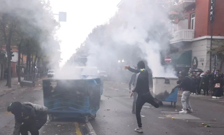 Sky: Studentët protestojnë sërish në Tiranë: gurë dhe molotovë kundër policisë