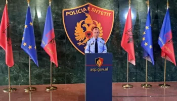 SMS kërcënuese ndaj pedagogëve për protestën, Policia e Shtetit: Nuk i kemi dërguar ne, pamjet në Rinas…