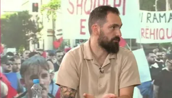 Sms për b*mbë, procedohen 17 persona mes tyre edhe Gent Progni. Një tjetër ofronte shpërblime për sulme ndaj deputetëve