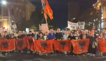 Sot protesta e 127-të kundër qeverisë, qytetarët rikthehen në shesh: Skandalet nuk kanë të mbaruar