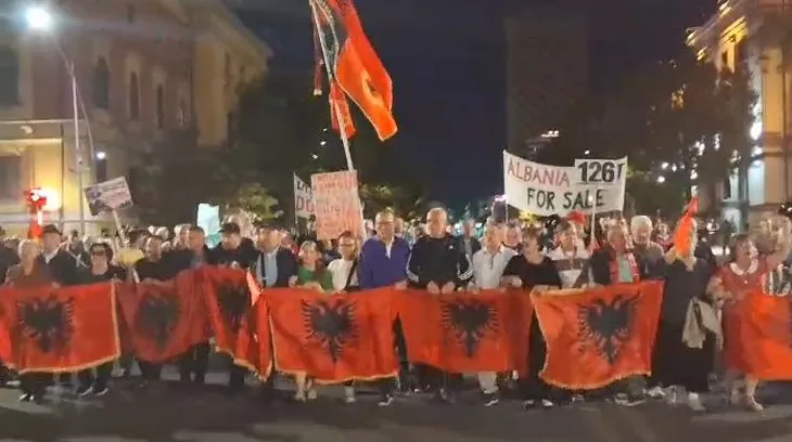 Sot protesta e 127-të kundër qeverisë, qytetarët rikthehen në shesh: Skandalet nuk kanë të mbaruar