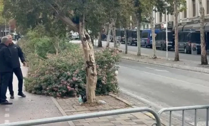 Sot protestë dhe seancë plenare, policia vendos barriera në rrugët përreth Parlamentit