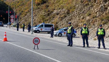 Sot protestë kombëtare/ Policia bën postbllok pranë tunelit të Murrizit, kontrolle ndaj automjeteve në Rrugën e Arbrit