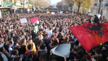 Sot tubim kombëtar! Në Tiranë bashkohen pedagogë, mjekë, artistë dhe studentë nga i gjithë vendi
