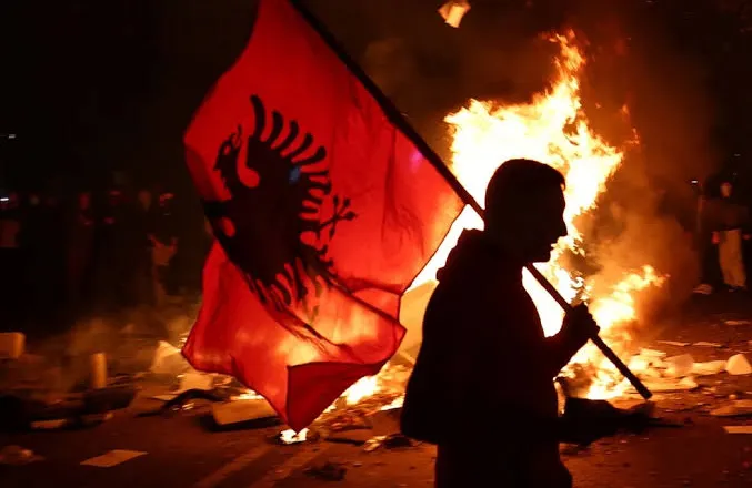 Stop dhunës! Pedagogët dalin sot në protestë, marshim solidariteti me studentët në orën 10:00