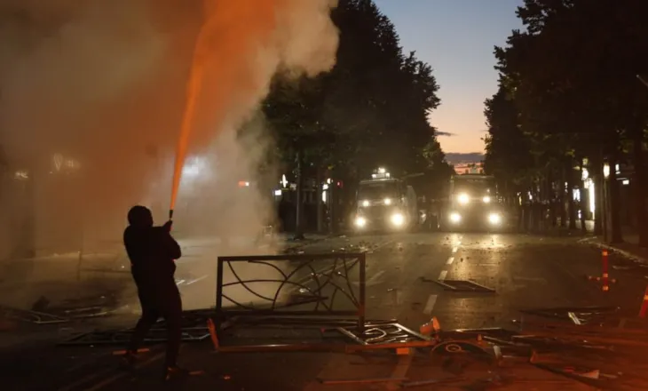 Studentën në protestë, 13-tetori i Tiranës: ‘Digjet’ kryeqyteti, tym e trazira në rrugë, 40 të shoqëruar, 20 të lënduar