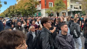 Studentën në protestë, hedhin vezë e letra higjenike drejt godinës së Ministrisë të Arsimit