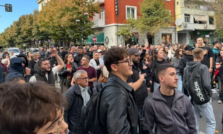 Studentën në protestë, hedhin vezë e letra higjenike drejt godinës së Ministrisë të Arsimit
