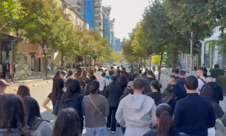 Studentët 16 ditë protestë, grumbullohen para Ministrisë së Arsimit