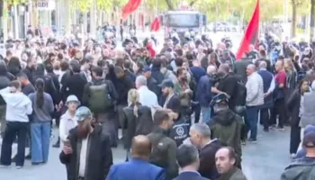 Studentët dhe pedagogët grumbullohen jashtë Parlamentit