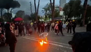 Studentët djegin karrigen te Kryeministria, mesazh Ramës: Hajde për dialog tani
