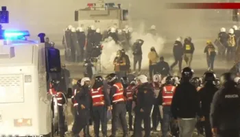 Studentët e maskuar nisin përsëri sulm ndaj Policisë, uniformat i përgjigjen me gaz e ujë dhe i rrethojnë nëpër rrugë!