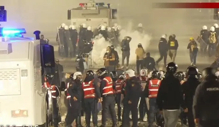 Studentët e maskuar nisin përsëri sulm ndaj Policisë, uniformat i përgjigjen me gaz e ujë dhe i rrethojnë nëpër rrugë!