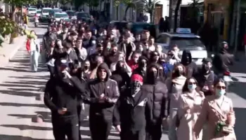Studentët e Mjekësisë nisin marshimin drejt Ministrisë së Arsimit, çajnë kordonin policor pranë Medresesë