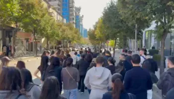 Studentët e Mjekësisë nisin marshimin drejt Ministrisë së Arsimit