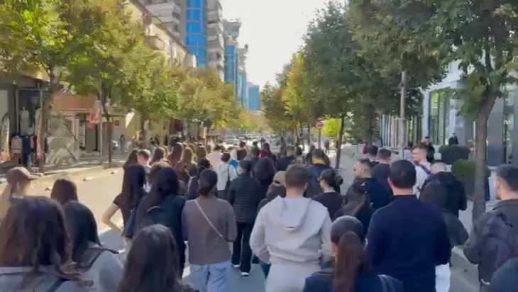 Studentët e Mjekësisë nisin marshimin drejt Ministrisë së Arsimit
