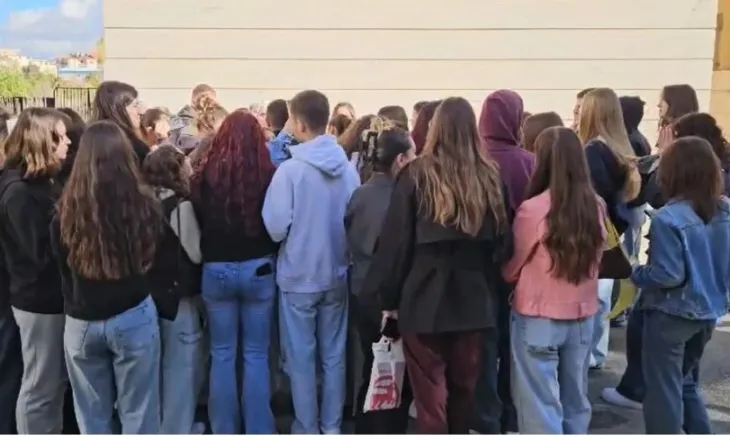 Studentët e Universitetit të Korçës bojkotojnë edhe sot mësimin, dalin në protestë