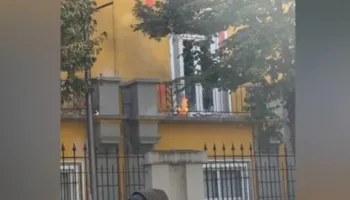 Studentët futen në katin e parë, i vënë zjarrin Ministrisë së Arsimit, ndërhyn policia me gaz lotsjellës