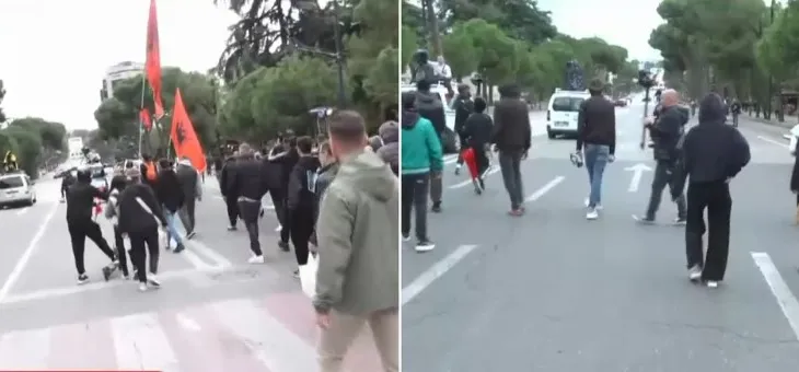 Studentët hedhin gurët dhe maskat, ngrenë ‘flamurin e bardhë’ dhe marshojnë paqësisht nga Ministria e Arsimit te Kryeministria!