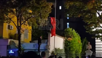 Studentët hoqën flamurin e Vatikanit dhe vendosën atë të Shqipërisë, Ministria e Jashtme: Autorët të dalin para ligjit