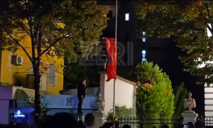 Studentët hoqën flamurin e Vatikanit dhe vendosën atë të Shqipërisë, Ministria e Jashtme: Autorët të dalin para ligjit