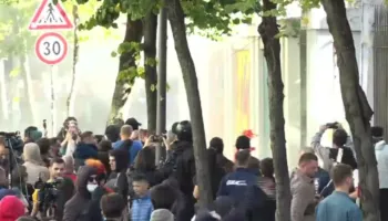 Studentët hyjnë brenda perimetrit të Ministrisë së Arsimit, policia hedh gaz lotsjellës