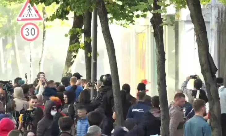 Studentët hyjnë brenda perimetrit të Ministrisë së Arsimit, policia hedh gaz lotsjellës