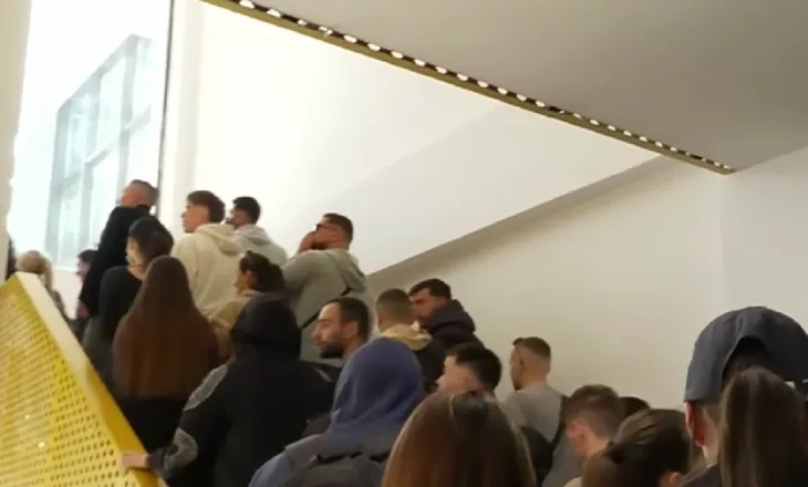 Studentët hyjnë në Fakultetin e Ekonomisë, thirrje të rinjëve: Bojkotoni mësimin, bashkohuni me ne