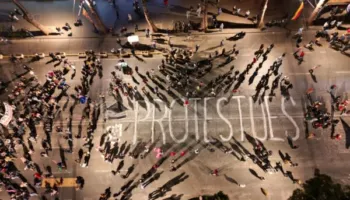 Studentët i bashkohen protestës, mesazhi në bulevard para Kryeministrisë