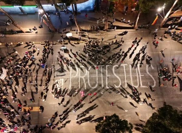 Studentët i bashkohen protestës, mesazhi në bulevard para Kryeministrisë