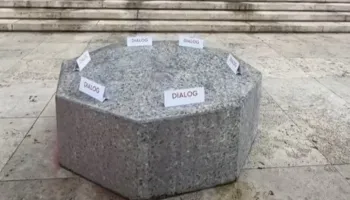 Studentët i kërkojnë dorëheqjen, Rama kërkon dialog me “gur”