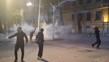 Studentët i rikthehen tensioneve, ndahen në dy grupe dhe përplasen me Policinë