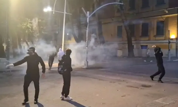 Studentët i rikthehen tensioneve, ndahen në dy grupe dhe përplasen me Policinë