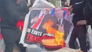 Studentët i vënë flakën fotos së Ramës me Vuçiç