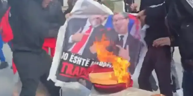 Studentët i vënë flakën fotos së Ramës me Vuçiç